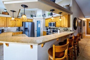 Private kitchen - Sleeps 12 w/ ping pong & pool table| comfort + (Lake Havasu City)