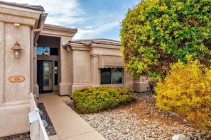 Exterior detail - Sleeps 12 w/ ping pong & pool table| comfort + (Lake Havasu City)