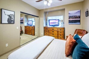 5 bedrooms, desk, iron/ironing board, travel cot - Sleeps 12 w/ ping pong & pool table| comfort + (Lake Havasu City)