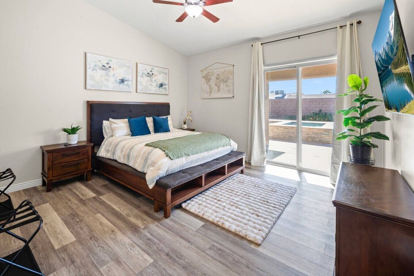 Desk, iron/ironing board, travel cot, WiFi