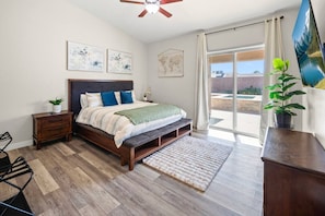 Desk, iron/ironing board, travel cot, WiFi - Pool, Spa & 100” TV | Near Windsor (Lake Havasu City)
