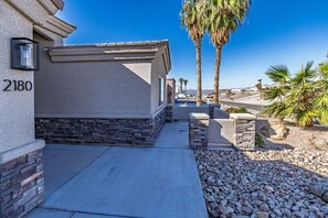 Property grounds - Pool, Spa & 100” TV | Near Windsor (Lake Havasu City)