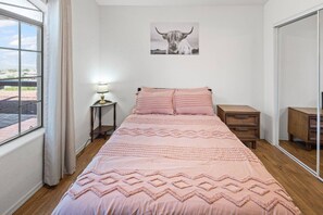 2 Schlafzimmer, Schreibtisch, Bügeleisen/Bügelbrett, Reisekinderbett