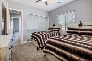 Desk, iron/ironing board, travel cot, WiFi - Resort-Style Entertainer | Near Launches (Lake Havasu City)