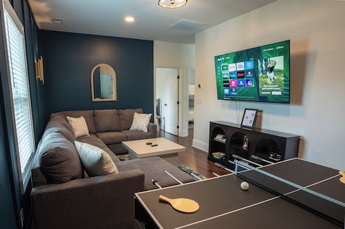 Hot Tub | Fire Pit | Modern 5BR | 8 Min to DT GVL