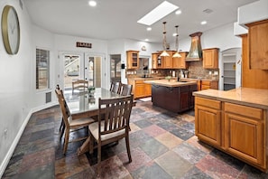 Coffee/tea maker, fridge, microwave, oven - Pool, Spa, Table games, Multi boat parking, For 10 (Lake Havasu City)