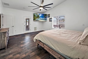 Desk, iron/ironing board, travel crib, WiFi - Pool, Spa, Table games, Multi boat parking, For 10 (Lake Havasu City)