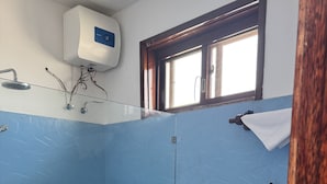 Un baño con ducha, inodoro y lavamanos.