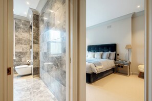 Un baño moderno con una bañera independiente y zona de ducha.