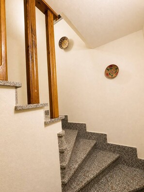 Eine Treppe mit Holzbalkonen und Granitstufen.