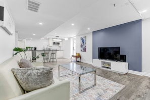Smart TV - Newly Renovated Richmond Hill Suite • Sleeps 6 • Free Parking (Richmond Hill)