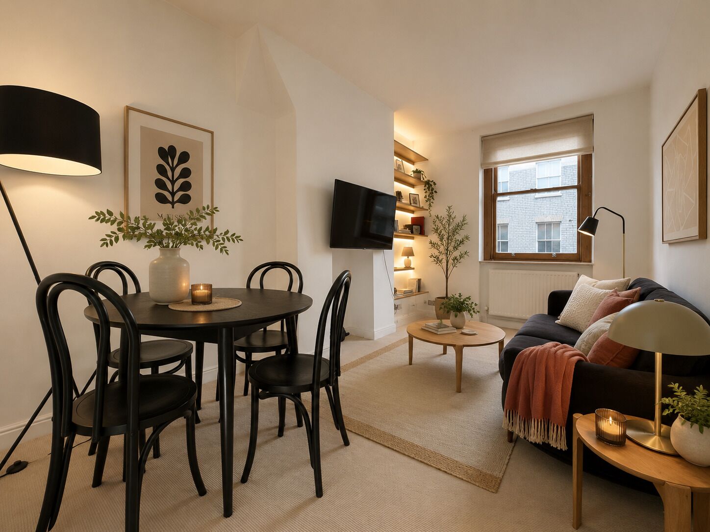 Ein modernes Wohnzimmer mit Essbereich, einer Couch, einem Fernseher und einem Fenster.