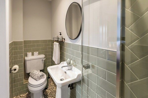 Ein Badezimmer mit Toilette, Waschbecken und Spiegel.