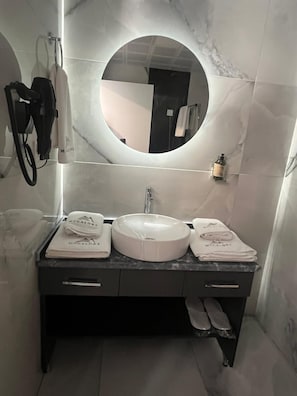 Shower, hair dryer, towels, soap - Megalora Hotel (Malkara)