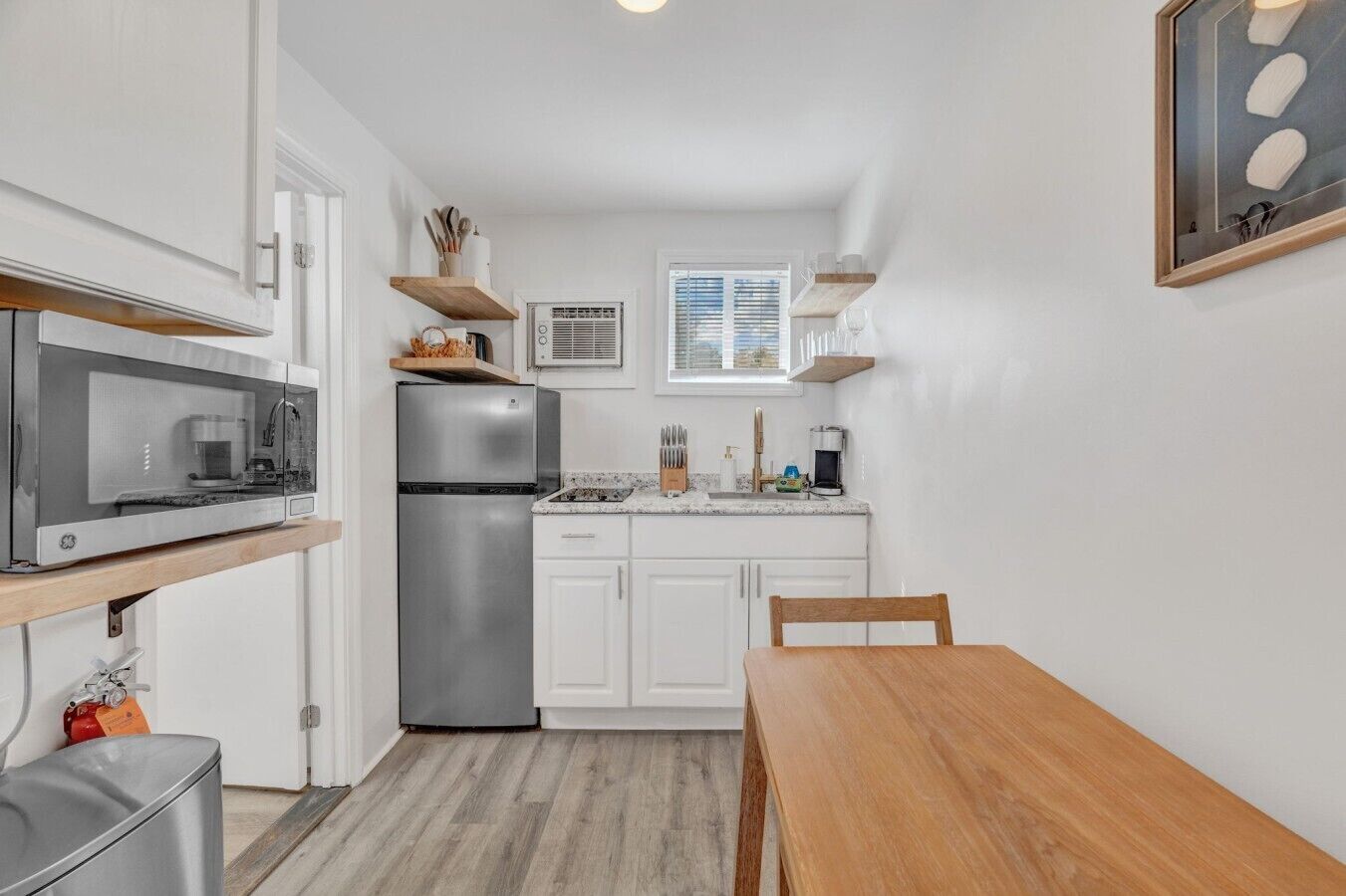 Coffee/tea maker, fridge, microwave, stovetop