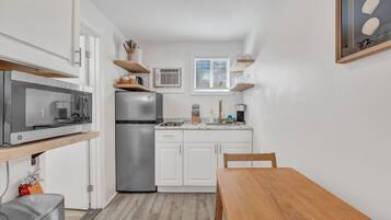 Coffee/tea maker, fridge, microwave, stovetop