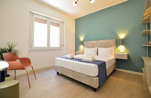 A modern bedroom with a bed, bedside lamps, a chair, and a window. - Flatsharing - Campanini City Terrace (Milan)