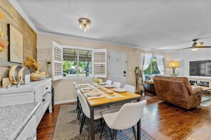 Dining - City of Trees House with Hot Tub & Game Room (West Sacramento)