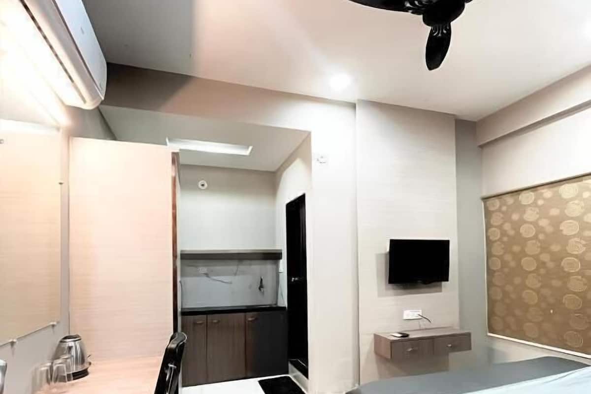 Deluxe Studio, City View | In-room safe, soundproofing, iron/ironing board, free WiFi