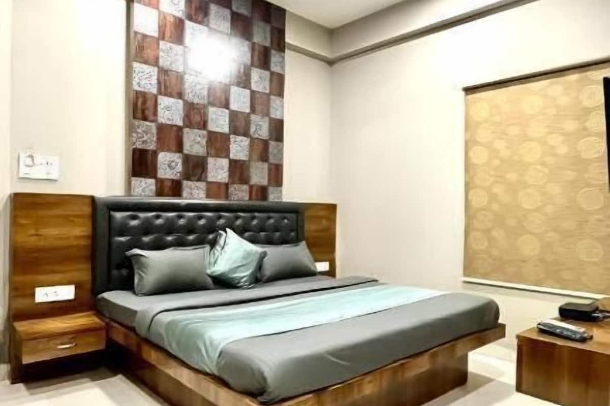 Deluxe Double Room, City View | In-room safe, soundproofing, iron/ironing board, free WiFi