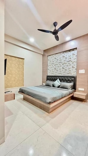In-room safe, soundproofing, iron/ironing board, free WiFi - Hotel Evanka by Navvarsh (Indore)