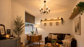Unclassified image, 5 of 26, button - Stylish Central London Flat with AC | TV | Patio (London)
