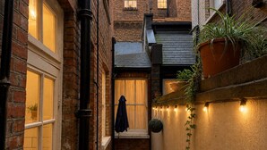 Unclassified image, 3 of 26, button - Stylish Central London Flat with AC | TV | Patio (London)