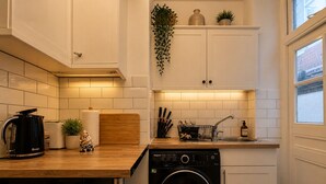 Unclassified image, 4 of 26, button - Stylish Central London Flat with AC | TV | Patio (London)