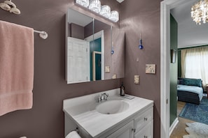 Shower, hair dryer, towels, soap - Boho Retreat in Durham - Screened Porch & Garden (Durham)