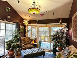 Smart TV - Boho Retreat in Durham - Screened Porch & Garden (Durham)