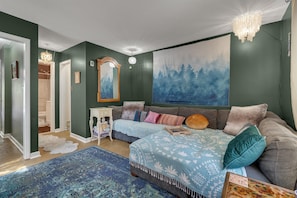 2 bedrooms, desk, iron/ironing board, free WiFi - Boho Retreat in Durham - Screened Porch & Garden (Durham)