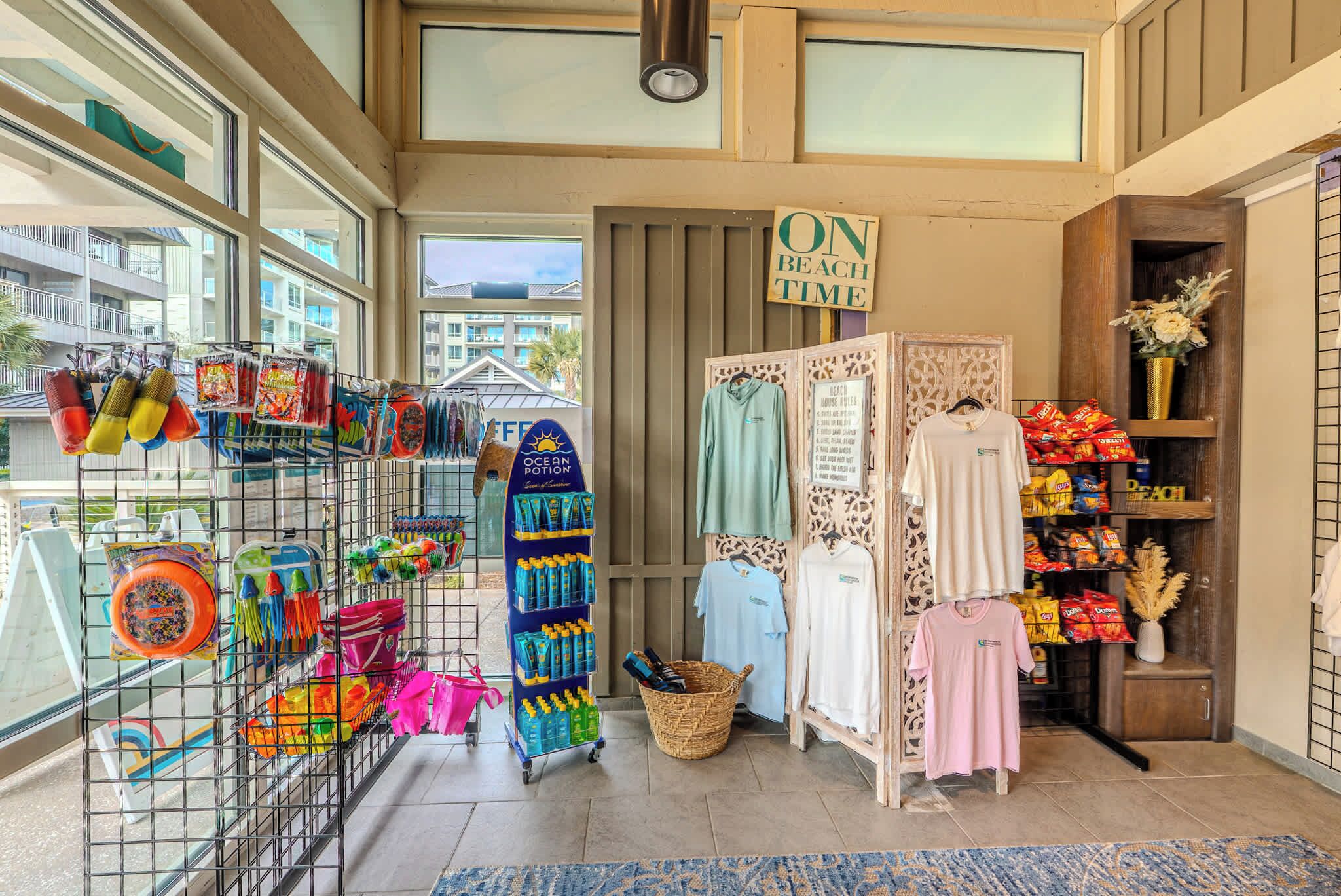 Un espace commercial sur le thème de la plage, où sont exposés divers articles colorés, notamment des accessoires et des vêtements de plage.