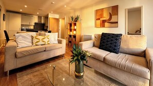 A modern living room with two sofas, a coffee table, and a bookshelf. - Cosy 2BRs Apt w/AC and balcony near Vauxhall (London)