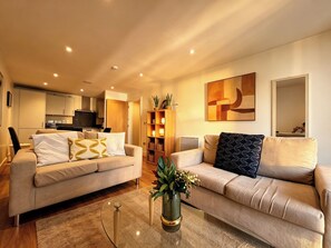 A modern living room with two sofas, a coffee table, and a bookshelf. - Cosy 2BRs Apt w/AC and balcony near Vauxhall (London)