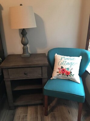 Interior - Prairie Cottage King Suite 1/2 block from PW Merc (Pawhuska)