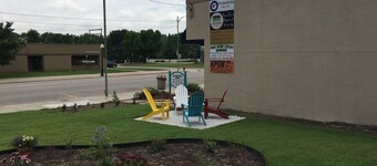 Prairie Cottage King Suite 1/2 block from PW Merc