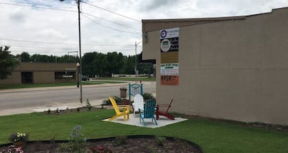 Prairie Cottage King Suite 1/2 block from PW Merc