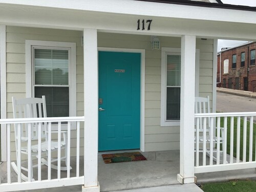 Prairie Cottage King Suite 1/2 block from PW Merc