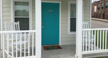 Prairie Cottage King Suite 1/2 block from PW Merc