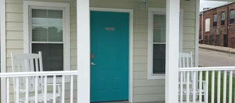 Prairie Cottage King Suite 1/2 block from PW Merc