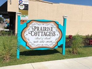 Property grounds - Prairie Cottage King Suite 1/2 block from PW Merc (Pawhuska)