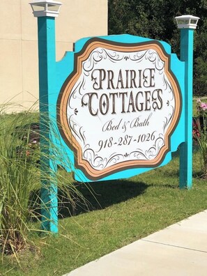 Property grounds - Prairie Cottage Queen steps to Pioneer Woman Merc (Pawhuska)