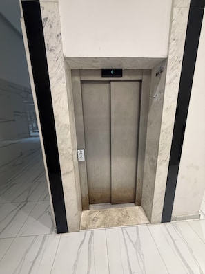 Un ascensor con panel de control e indicador de piso.