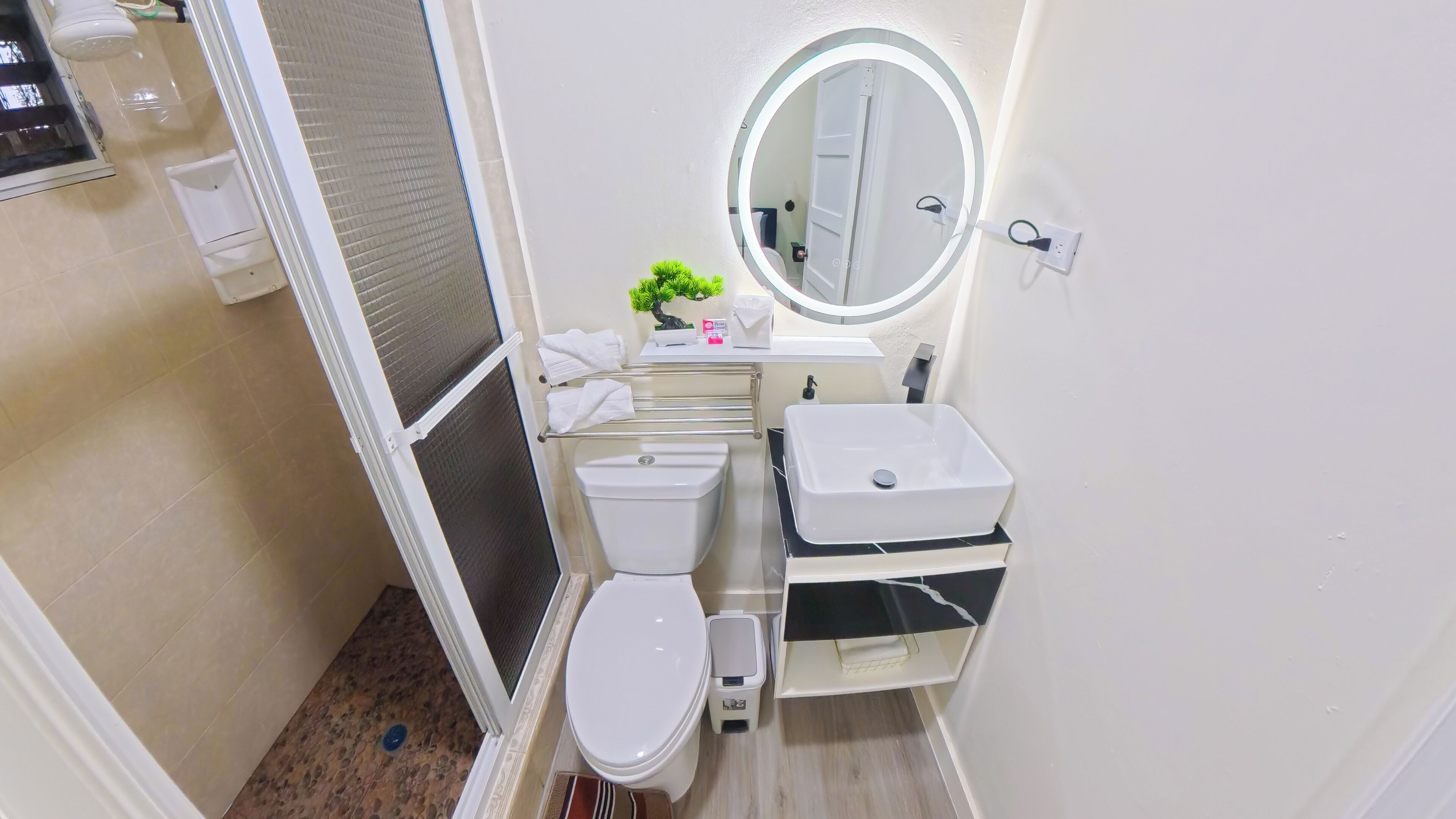Douche, sèche-cheveux, serviettes fournies, papier toilette