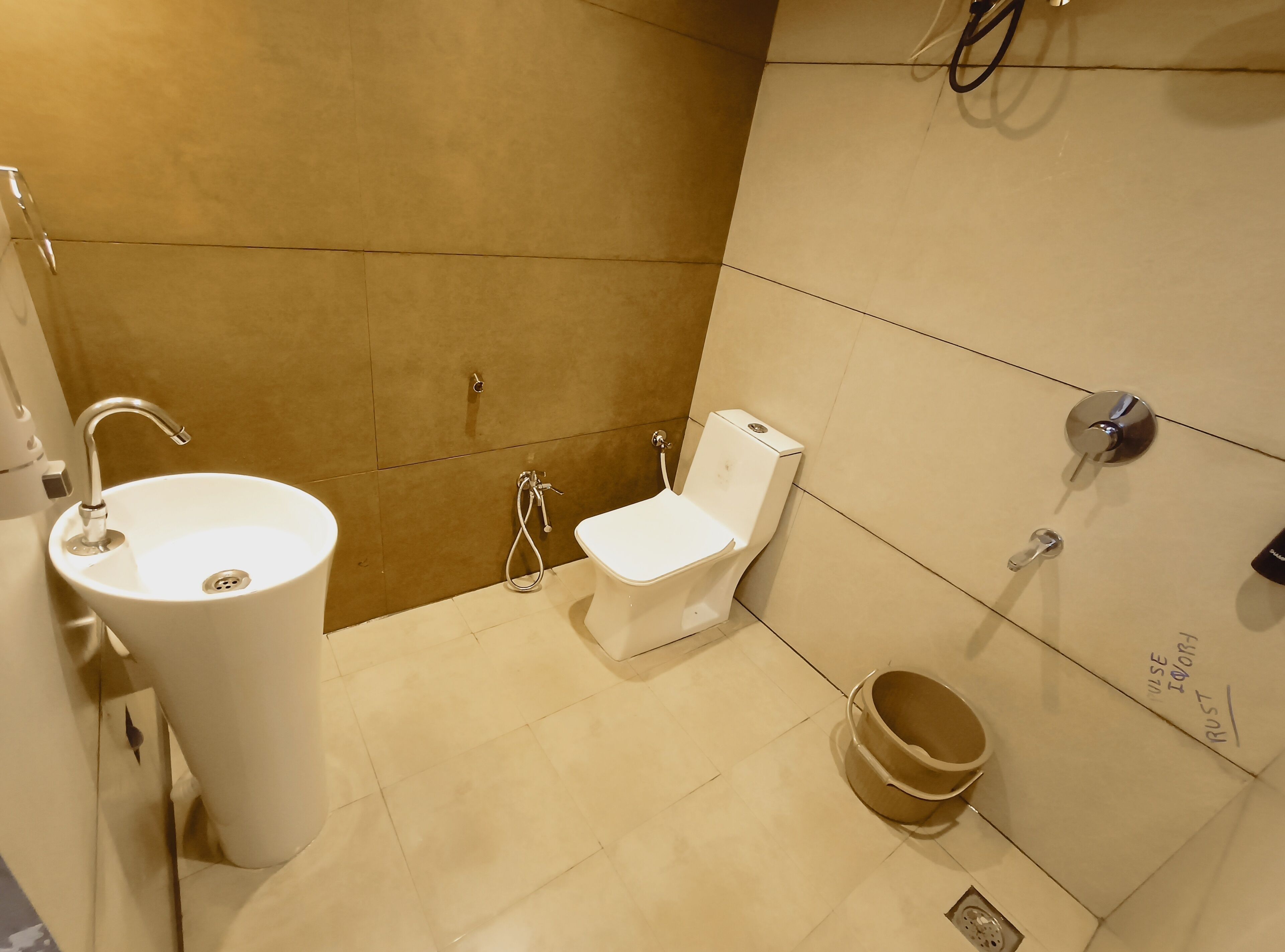 House | Bathroom | Shower, towels, soap, shampoo