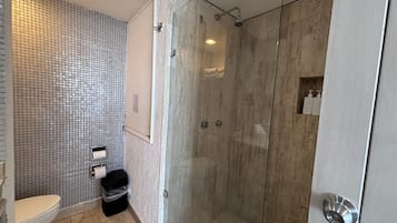 Ducha, secador de pelo, toallas, jabón