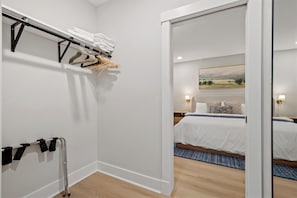 Tabla de planchar con plancha, wifi y ropa de cama 