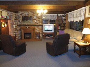 Living area - Travelers Inn  (Eagle River)