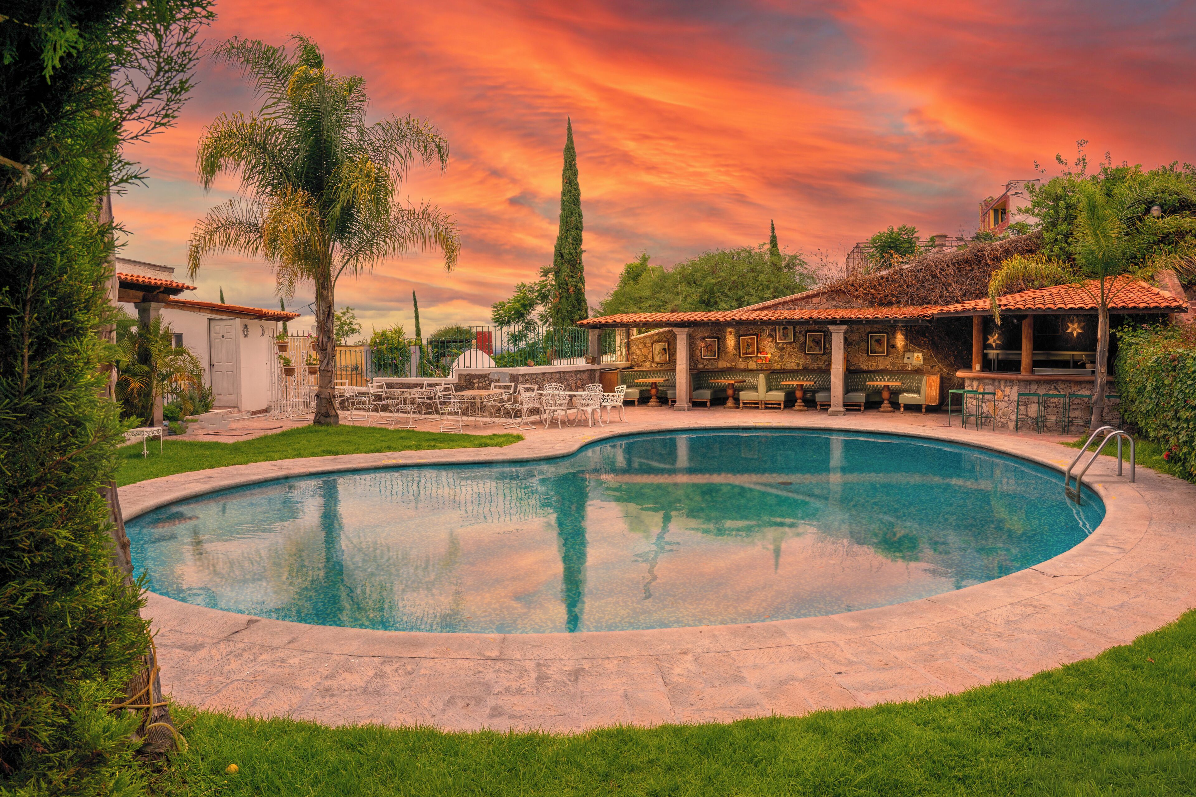 Una piscina al aire libre