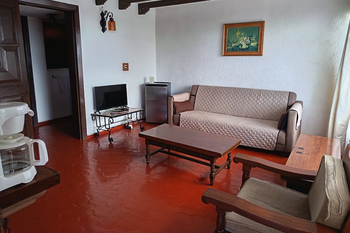 Deluxe Suite, Balcony, City View | Living area